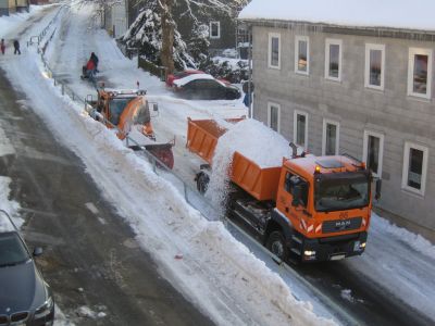 Unimog mit Schneefräse und MAN 6x4 Kipper im Einsatz